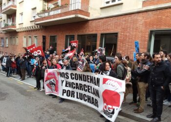 Crónica de la concentración por la libertad de Lola Gutierrez en el consulado griego en Barcelona