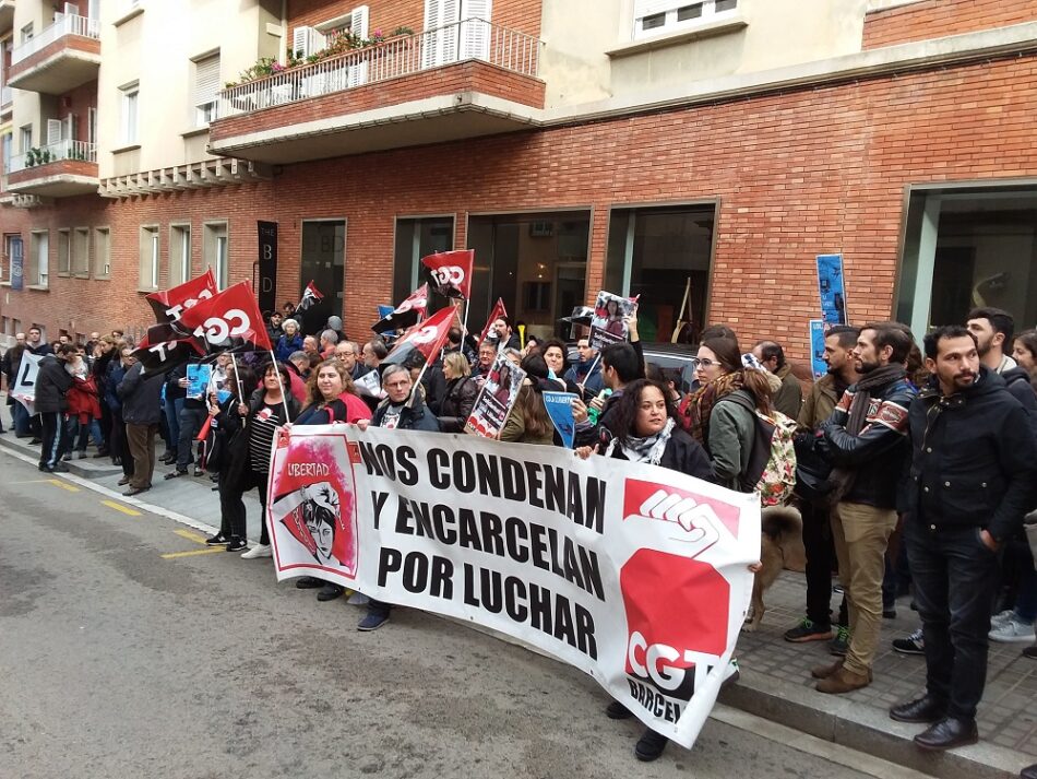 Crónica de la concentración por la libertad de Lola Gutierrez en el consulado griego en Barcelona