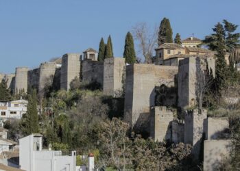 La Unión de Juventudes Comunistas en Granada (UJCE) denuncia las deficiencias culturales y estructurales de la ciudad tras la declaración de Granada como “ciudad más bonita de España”