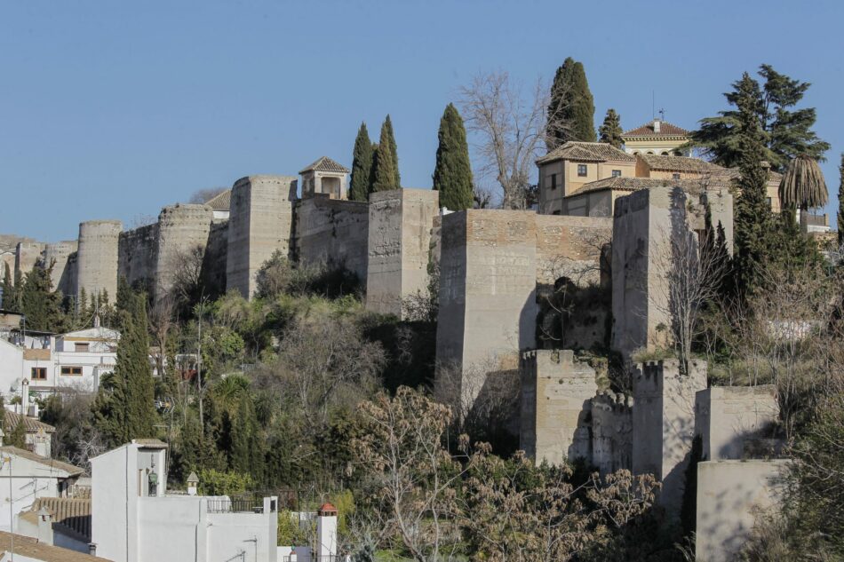 La Unión de Juventudes Comunistas en Granada (UJCE) denuncia las deficiencias culturales y estructurales de la ciudad tras la declaración de Granada como “ciudad más bonita de España”