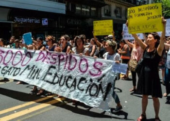 Profesores en Argentina protestan contra ola de despidos