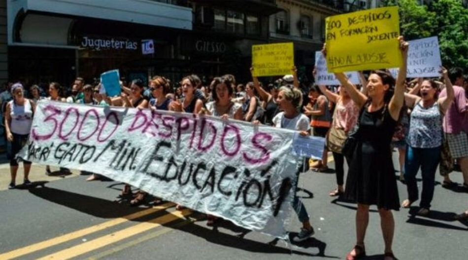 Profesores en Argentina protestan contra ola de despidos