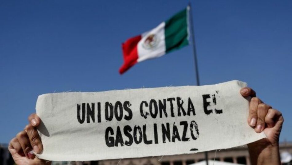Unidad en la lucha: Padres de los 43 de Ayotzinapa se unen a las protestas contra el “gasolinazo”