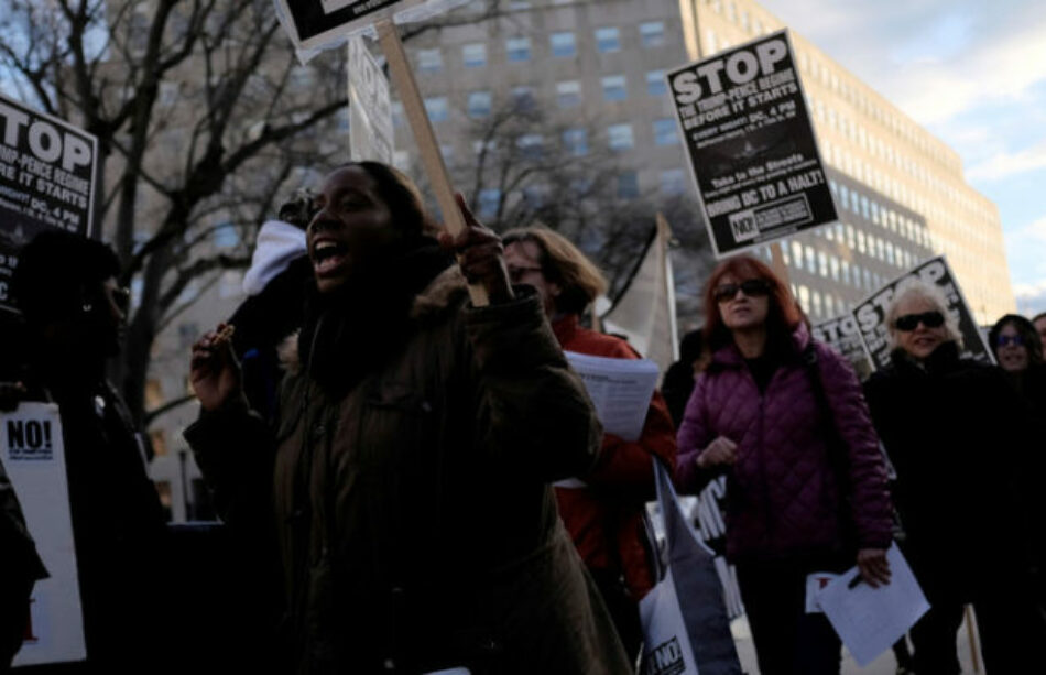 Manifestantes anti-Trump toman las calles de Washington D.C. en vísperas de la investidura