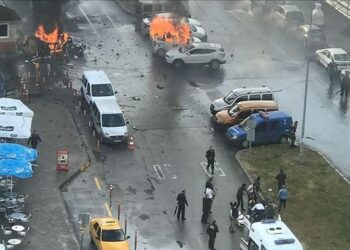 Turquía: Otro atentado con coche bomba y tiroteos en Esmirna