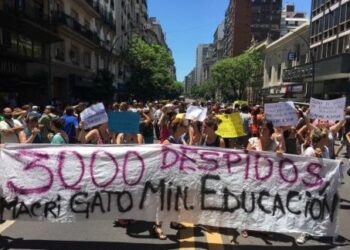 Prosigue paro en Argentina por despidos de educadores