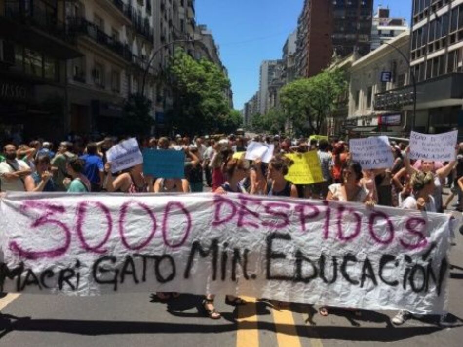 Prosigue paro en Argentina por despidos de educadores