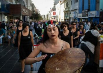 Nación Mapuche: Mujeres artistas irrumpen en calles de Antofagasta por libertad de machi Linconao