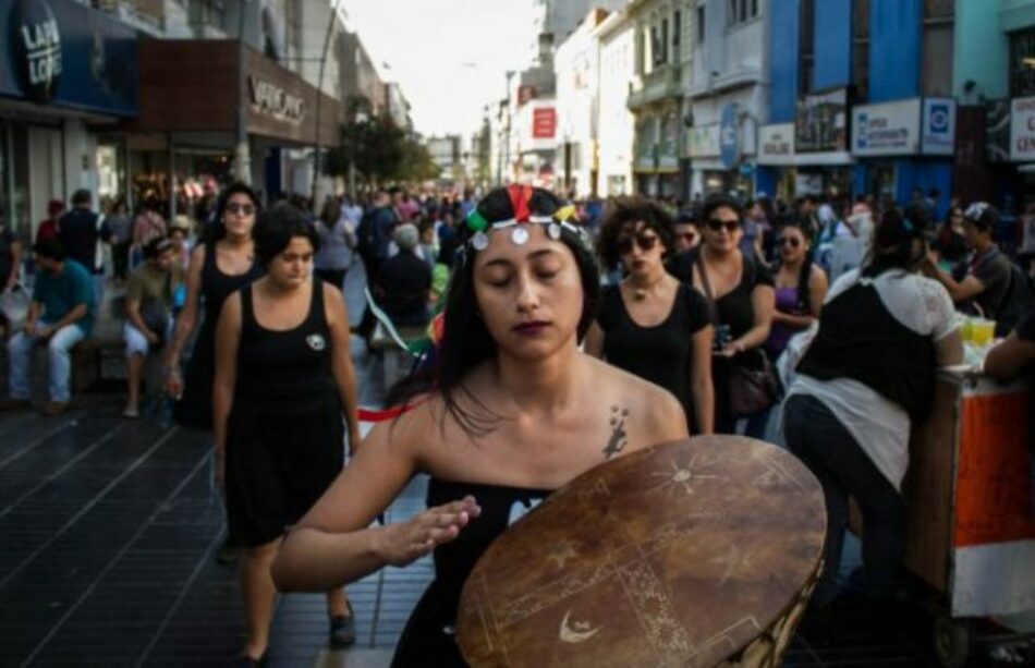 Nación Mapuche: Mujeres artistas irrumpen en calles de Antofagasta por libertad de machi Linconao