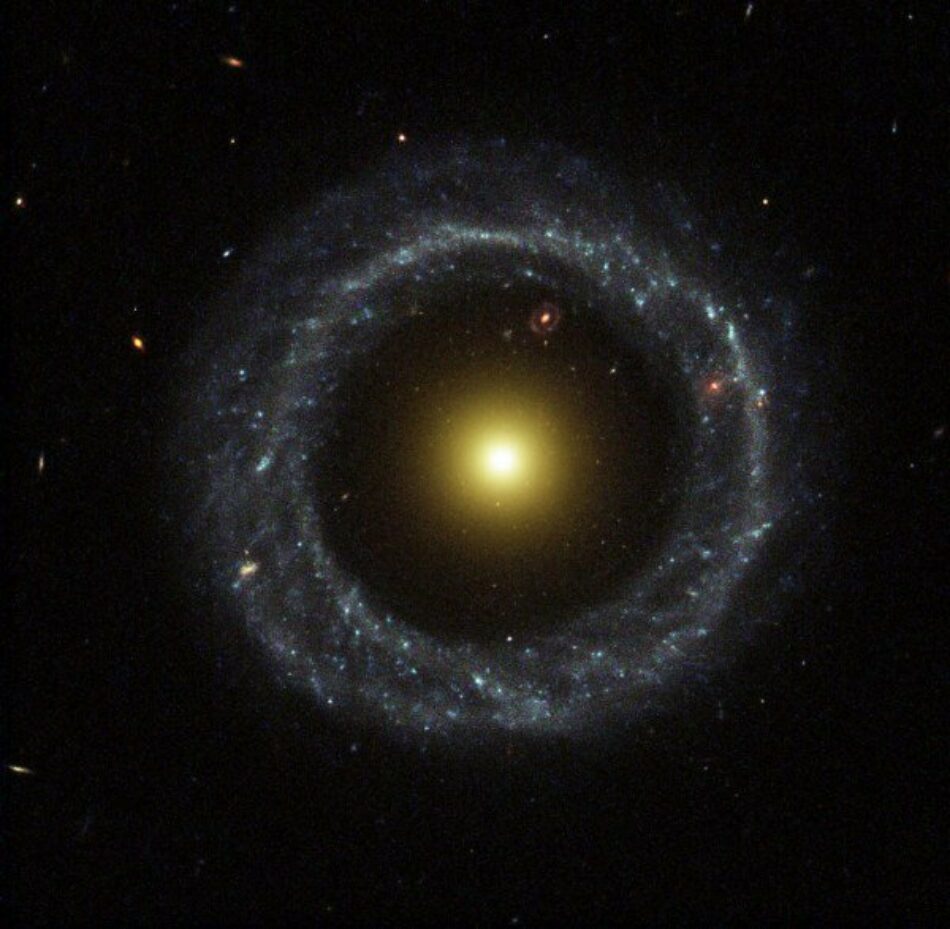 Descubren una galaxia con dos anillos