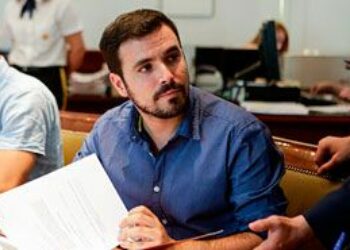 Garzón reprocha a Montoro que el gobierno del PP actúe «de forma poco rigurosa y oportunista» en materia fiscal hasta llevar los impuestos a una regresión muy profunda»