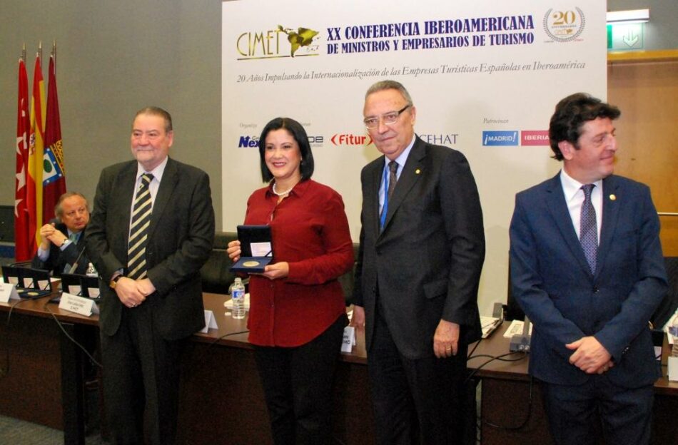 Venezuela recibe medalla por la internacionalización turística en el marco de FITUR 2017
