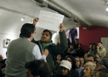 El activista Lagarder llama “falangista” al padre Ángel en un acto en Zaragoza