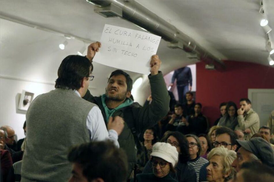 El activista Lagarder llama “falangista” al padre Ángel en un acto en Zaragoza