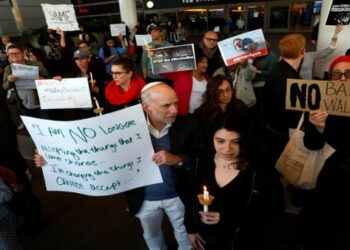 Jueza de EE.UU. bloquea deportación de detenidos en aeropuertos