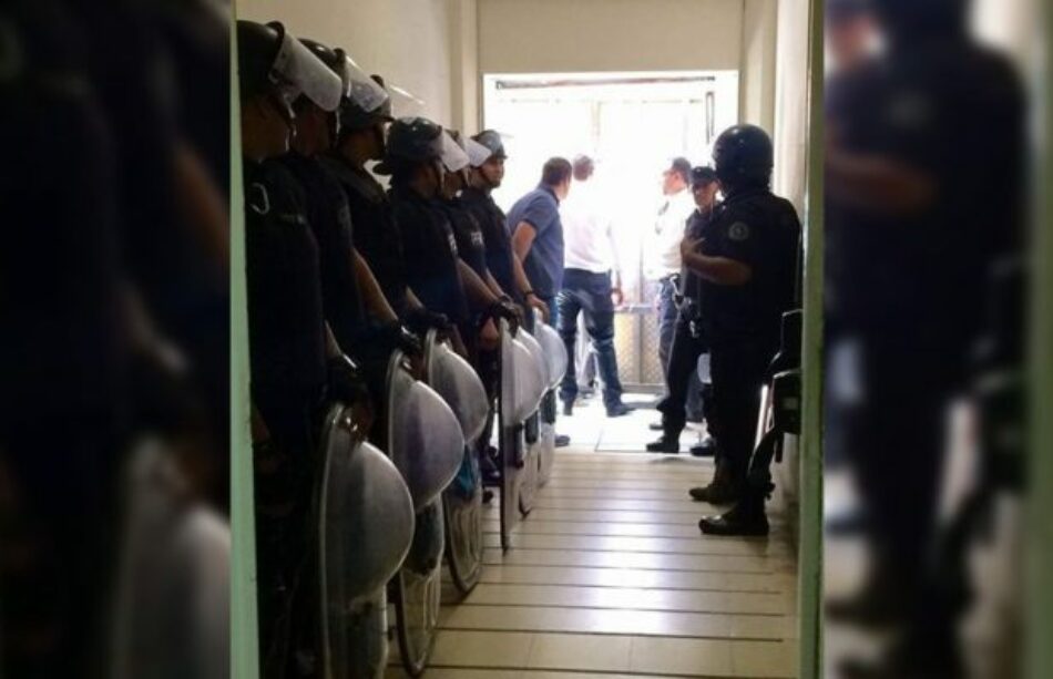 Reprimen en el Ministerio de Educación argentino a trabajadores que reclaman contra 3000 despidos