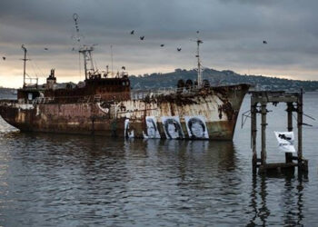 Intervienen barco abandonado en la Bahia de Montevideo con fotos de Desaparecidos