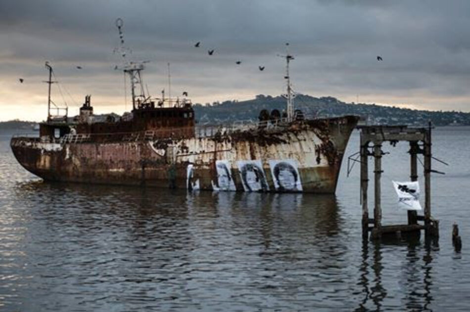 Intervienen barco abandonado en la Bahia de Montevideo con fotos de Desaparecidos