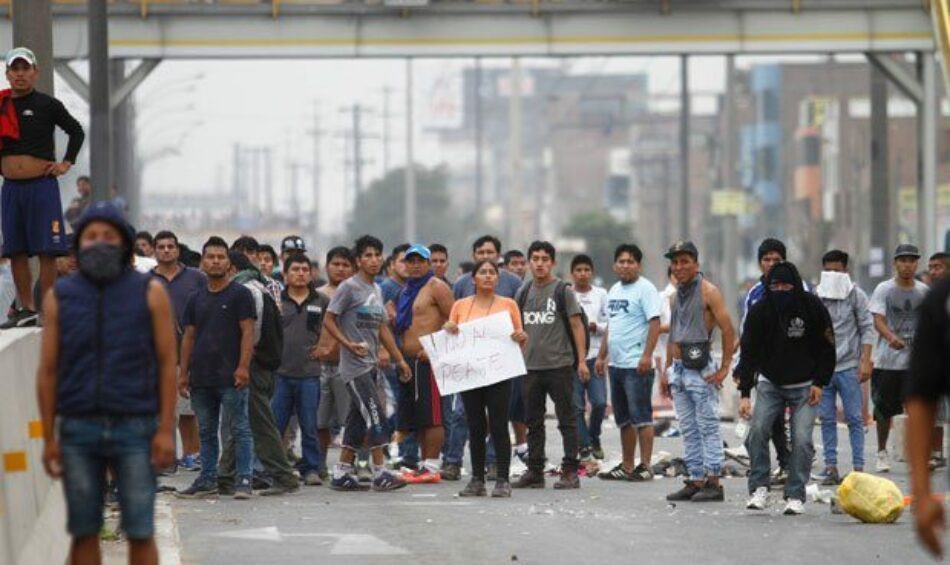 Dura represión de la Policía peruana:gases lacrimógenos en protestas por los peajes en Puente Piedra (Perú)