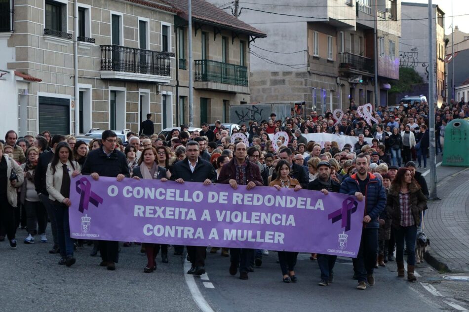 Redondela condena a violencia contra a muller nunha manifestación na semana que asasinaron a Sesé