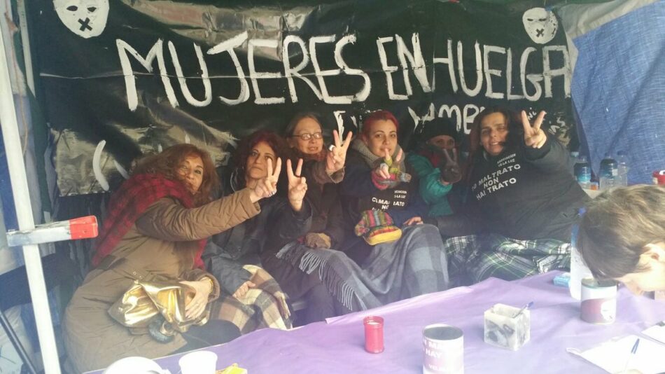 CGT apoya la huelga de hambre de las mujeres del Colectivo Velaluz en la Puerta del Sol de Madrid