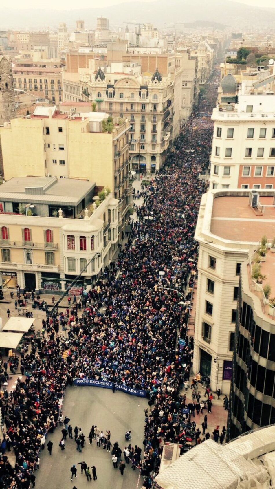 Barcelona se levanta en favor de los refugiados