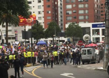Evacúan CNE de Ecuador por amenazas de manifestantes opositores
