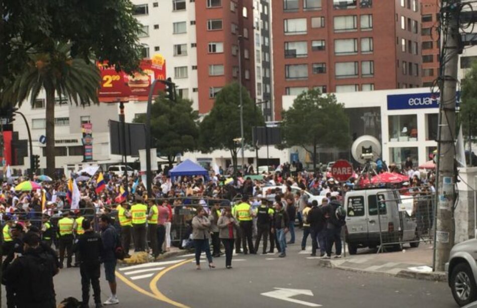 Evacúan CNE de Ecuador por amenazas de manifestantes opositores