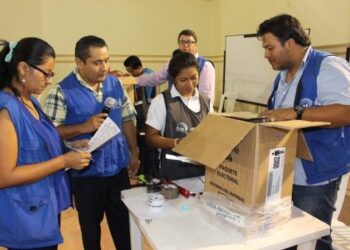 Ecuador espera resultados de elecciones; Lenín Moreno lidera conteo de votos