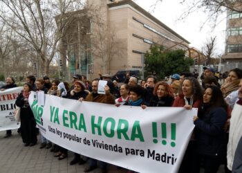 La ILP de vivienda llega a la Asamblea de Madrid mientras la policía desahucia a una familia con dos menores en Parla