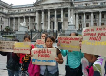 Argentina. Se movilizaron al Congreso para rechazar Ley Racista de Macri. #MigrantesSomosTodxs