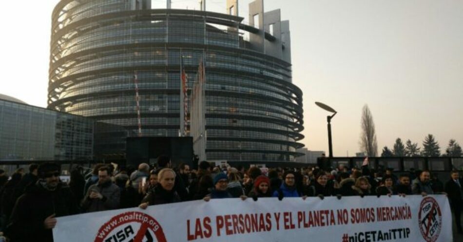 Cientos de personas se concentran frente al Parlamento Europeo para protestar contra la ratificación del CETA