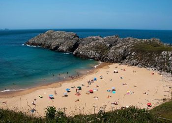 IU presenta sus medidas para mejorar las condiciones de las playas de Piélagos