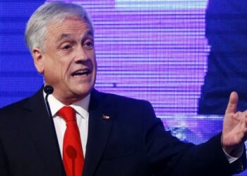 Piñera declarará como imputado por compra de acciones en Perú