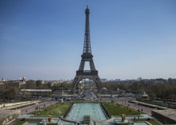 París levantará muro de cristal antibalas en la Torre Eiffel