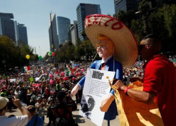 Decenas de miles de manifestantes protestan contra Trump en Ciudad de México