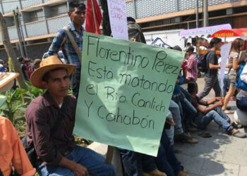 Un millar de indígenas quekchí se manifiestan ante la Embajada de España en Guatemala contra ACS y Florentino Pérez