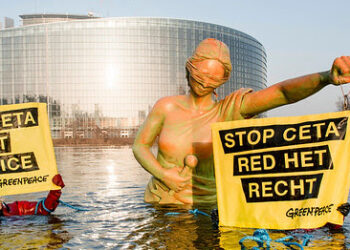 Acción de Greenpeace en el Parlamento Europeo en Estrasburgo mientras se aprueba el CETA