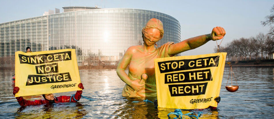 Acción de Greenpeace en el Parlamento Europeo en Estrasburgo mientras se aprueba el CETA