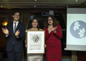 Con prohibición de viajar, feminista egipcia recibe ‘Nobel Alternativo’ en El Cairo