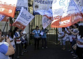 Argentina: Como en la época de la dictadura el macrismo quiere acabar con la protesta docentes enviando policias a los colegios