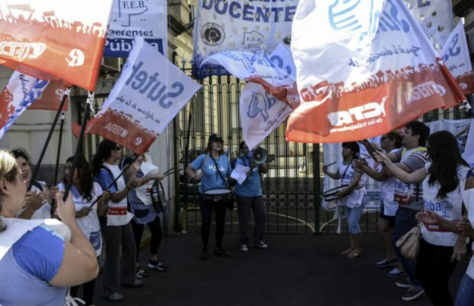 Argentina: Como en la época de la dictadura el macrismo quiere acabar con la protesta docentes enviando policias a los colegios