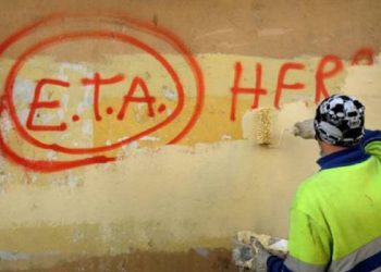 Euskal Herria: Representantes de la sociedad civil anuncian que procederán al desarme de ETA para el 8 de abril / Dos ex militantes de ETA dan a conocer su opinión critica