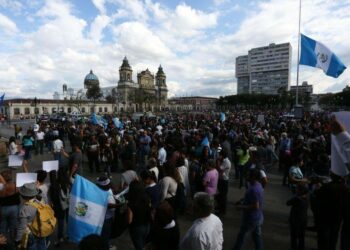 Guatemaltecos piden renuncia del presidente Morales y justicia por las 39 niñas muertas