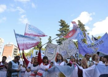Argentina: 60 mil maestras y maestros marcharon a la Casa de Gobierno bonaerense