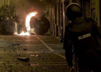 Euskal Herria: Serios incidentes en Iruña en choque policial contra manifestantes