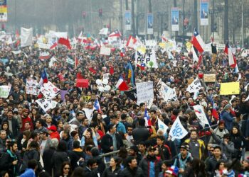 Chilenos toman las calles para la marcha «más grande de la historia” contra las AFP