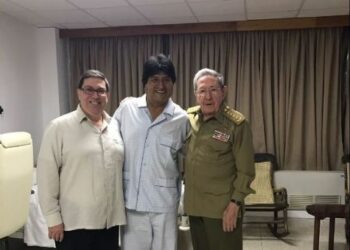 Raúl Castro se reúne con Morales en hospital donde se recupera