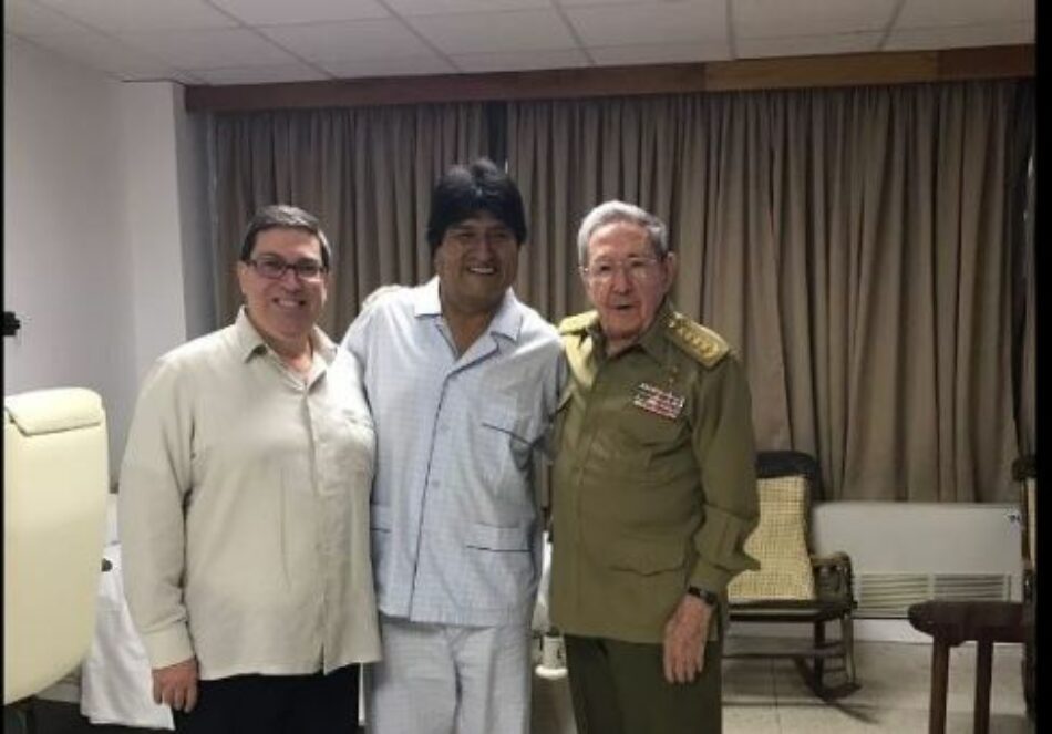 Raúl Castro se reúne con Morales en hospital donde se recupera