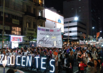 Argentina: Masiva marcha de las y los docentes de Capital por aumentos salariales
